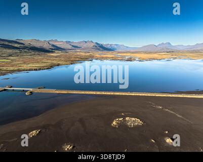 Aus der Vogelperspektive auf eine Küstenlandschaft mit schwarzem Strand in Island Stockfoto
