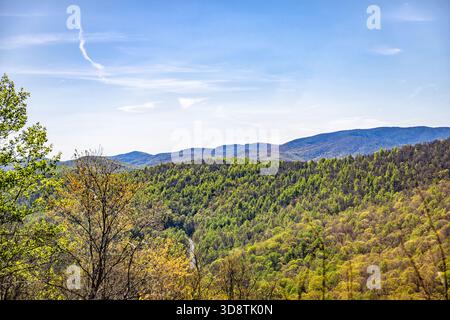 Blue Ridge parkway bietet einen Blick auf die Sommerlandschaft der Frühlingsberge und den Himmel im Wintergreen Resort, Virginia Stockfoto