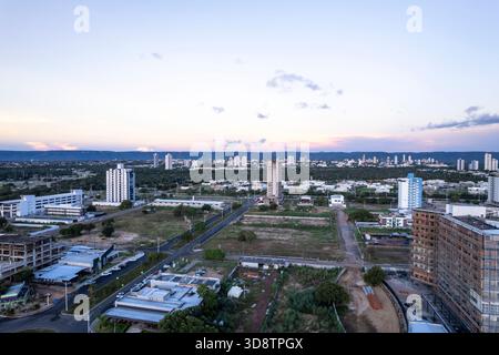 Wunderschöner Blick aus der Vogelperspektive auf die modernen Skyline-Gebäude und Straßen von Palmas an einem Sommertag. Die neueste Hauptstadt Brasiliens. Architektur, Urban. Stockfoto