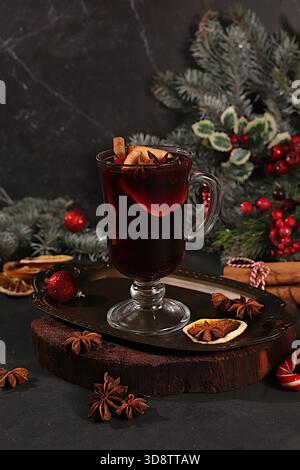 Warmes Wintergetränk in der kalten Jahreszeit, festlicher Weihnachtsgrog, starker alkoholischer oder alkoholfreier Cocktail auf dem Festtisch, Glühwein mit spi Stockfoto