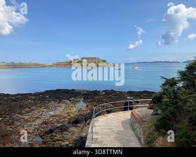 Britische Kanalinseln. Guernsey. St. Peter Port. Blick auf Castle Cornet & Herm Island vom La Vallette Walkway. Stockfoto