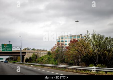 Herndon, USA - 5. April 2025: Sully Road 28, mehrspuriger Highway in Virginia mit Autos und Ausfahrt zum Flughafen dulles und akima Corporation Stockfoto