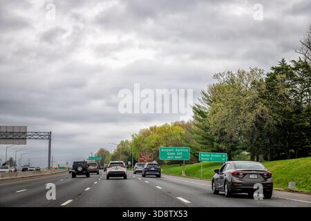 Herndon, USA - 5. April 2025: Sully Road 28, mehrspuriger Highway in Virginia mit Flughafenwagen und Ausfahrt zum Air and Space Museum Stockfoto