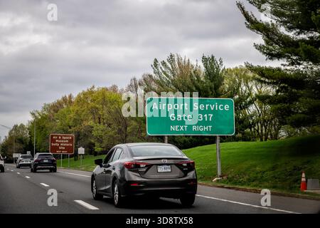 Herndon, USA - 5. April 2025: Sully Road 28, mehrspuriger Highway in Virginia mit Autos und Abfahrtsschild für Airport Service Road Gate 317 Stockfoto