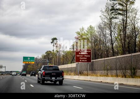 Herndon, USA - 5. April 2025: Sully Road 28, mehrspuriger Highway in Nord-Virginia mit Verkehrskraftwagen und Ausfahrt zum Air and Space Museum Stockfoto