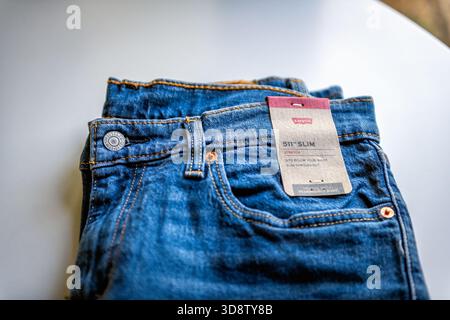 Roseland, USA - 27. April 2025: Levi's Strauss blaue Jeans Makroauflage auf 511 schlankem Stretch-Design mit Label-Sticker von der Hosentasche Makroauflage Stockfoto