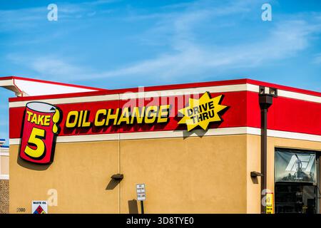 Waynesboro, USA - 19. Mai 2025: Ölwechsel durch schnellen Service durch Take 5 Local Garage Shop Schild in Virginia für Autowartung Stockfoto