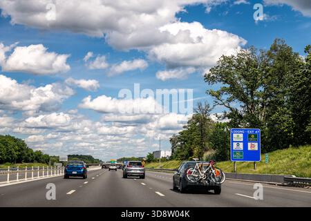Manassas, USA – 24. Mai 2025: Virginia interstate Highway 66, in dem Autos im Sommer durch Washington DC im Verkehr fahren Stockfoto