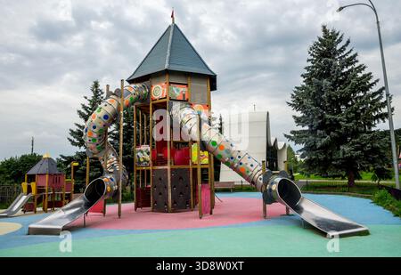 Farbenfroher Outdoor Spielplatz Tower mit Twin Tunnelrutschen für Kinder im Victory Park am Poklonnaya Hill, Moskau, Russland, 10. August 2025 Stockfoto