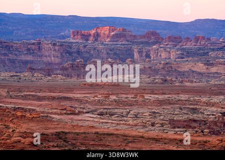 Sonnenaufgang vom White Crack Overlook, White Rim Trail, Canyonlands National Park, Moab, Utah, USA. Stockfoto