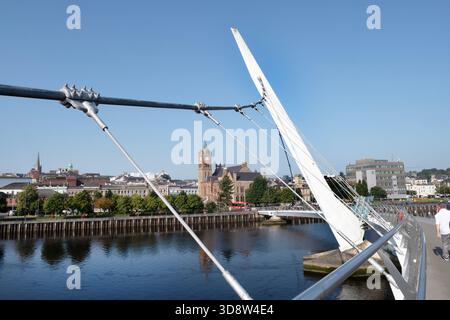 Derry oder Londonderry, hat jetzt eine Peace Bridge über dem Fluss Foyle hatte einige der schlimmsten von den Problemen, mit Bogside Szene von Bloody Sunday Stockfoto