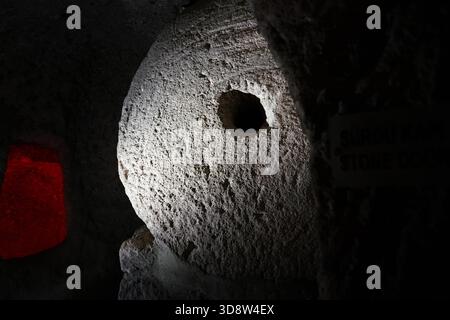 NEVSEHIR, TURKIYE - 09. AUGUST 2025: Kaymakli unterirdische Stadt in Kaymakli Stadt Stockfoto