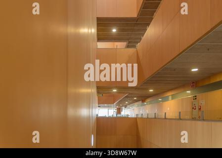 Offener Bereich mit Holzwänden, modernem Design und viel Licht. Stockfoto