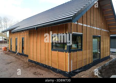 Modernes Haus im Bau mit Holzfaser-Dämmplatten und Leisten für Außenverkleidungen Stockfoto