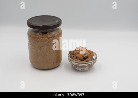 Hühnerleber Pâté im Glasgefäß und Servierschale auf weiß – hausgemachte herzhafte Aufstriche für Brot, Cracker und Snacks Stockfoto