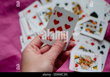 Spielkarten in der hand Stockfoto