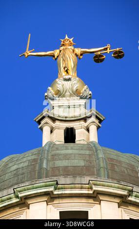 Lady of Justice vom Central Criminal Court, liebevoll bekannt als Old Bailey in der Stadt London England, Großbritannien, Scales of Justice Stockfoto Stockfoto