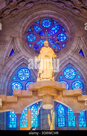 Barcelone, Spanien - 12. Juli 2025: Die Statue von Joseph von Sagrada Famillia Basilique in Barcelone Spanien Stockfoto
