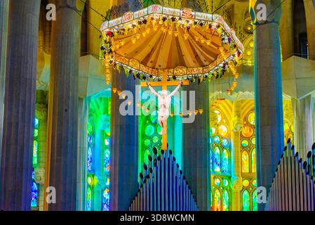 Barcelone, Spanien - 12. Juli 2025: Jesus am Kreuz auf dem Hauptaltar, im Inneren der Basilika Sagrada Familia, Barcelona Spanien Stockfoto
