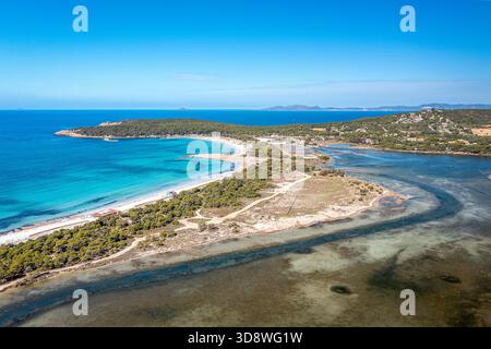 Vogelperspektive mit geschwungener Küste, türkisfarbener Lagune und weißem Sandstrand, umgeben von grünen Wäldern, Saedinia, Italien Stockfoto