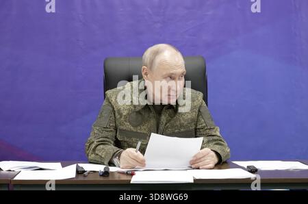 Nicht Offengelegt, Russland. Dezember 2025. Der russische Präsident Wladimir Putin, gekleidet in Militärtarnen, lauscht während eines Briefings über den Ukraine-Krieg während eines Besuchs auf einem Kommandoposten der Gemeinsamen Gruppe der russischen Streitkräfte am 1. Dezember 2025 an einem unbekannten Ort. Putin behauptete ohne Beweise, dass Russland die ostukrainische Stadt Pokrowsk erobert habe. Quelle: Pressedienst Des Russischen Präsidenten/Kreml Pool/Alamy Live News Stockfoto