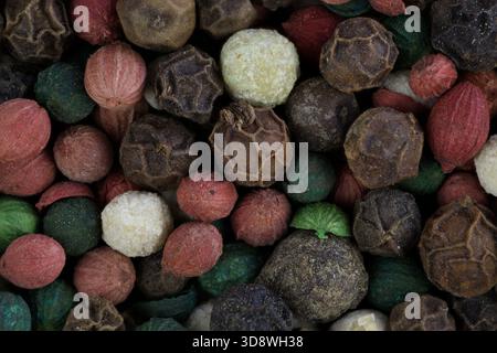 Bunte Kochgewürze aus Ägypten Stockfoto