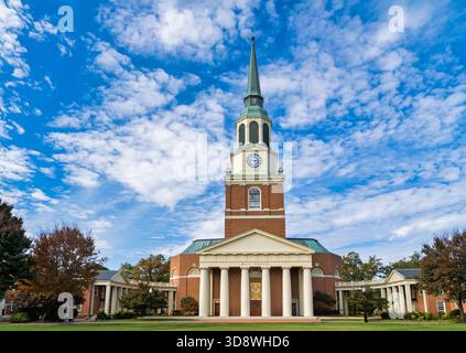 Winston-Salem, NC, 25. Oktober 2025: Wait Chapel auf dem Campus der Wake Forest University. Stockfoto