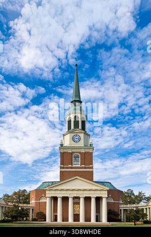 Winston-Salem, NC, 25. Oktober 2025: Wait Chapel auf dem Campus der Wake Forest University. Stockfoto