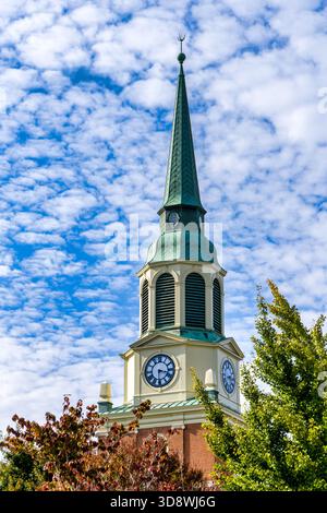 Winston-Salem, NC, 25. Oktober 2025: Wait Chapel auf dem Campus der Wake Forest University. Stockfoto