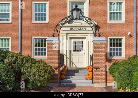 Winston-Salem, NC, 25. Oktober 2025: Huffman Residence Hall auf dem Campus der Wake Forest University. Stockfoto