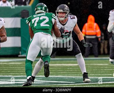 Chris Lindstrom (63) blockiert New York Jets Defensive End Micheal Clemons (72) im MetLife Stadium in East Rutherford, New Jersey am Sonntag, den 30. November 2025. Duncan Williams/CSM Stockfoto