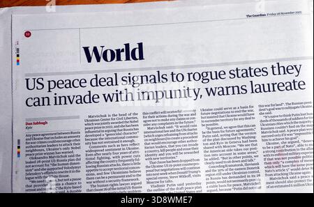 "US-Friedensabkommen signalisieren schurkenstaaten, dass sie straflos einmarschieren können, warnt Laureate", titelt die Zeitung Guardian in der Ukraine im November 2025 Großbritannien Stockfoto