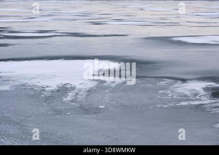 Oberflächeneis auf dem Fluss im Winter. Nahaufnahme Stockfoto