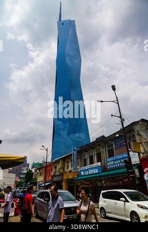 Modernes Merdeka 118 Wolkenkratzer im Kontrast zu alten Shophouses in Kuala Lumpur. Stockfoto