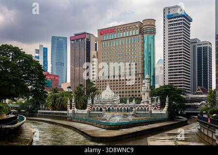 Jamek-Moschee am Zusammenfluss von Klang und Gombak mit modernen Wolkenkratzern Stockfoto