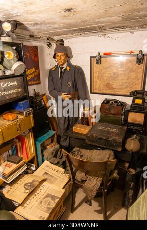 Museumsausstellung, die einen Bunker aus der Zeit des Zweiten Weltkriegs im Haus des Meeres in Wien nachbildet. Stockfoto