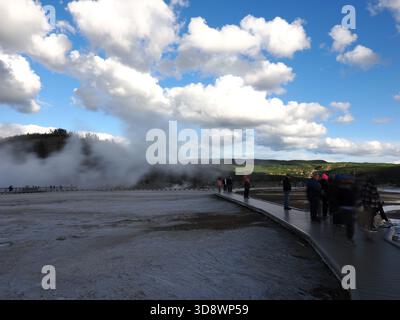 Midway Geyser Basin, Yellowstone NP, WY - 22. September 2025: Landschaft mit langer Belichtung, die die sanfte Bewegung des Dampfes einfängt, der aus heißen Quellen über dem Wasser steigt Stockfoto