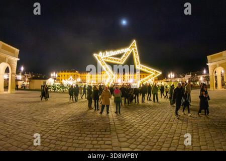 Weihnachtsmarkt im Schloss Schönbrunn in Wien, Österreich. Stockfoto
