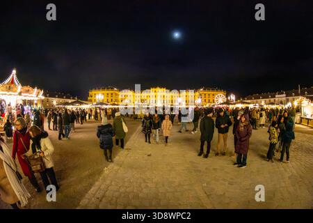 Weihnachtsmarkt im Schloss Schönbrunn in Wien, Österreich. Stockfoto