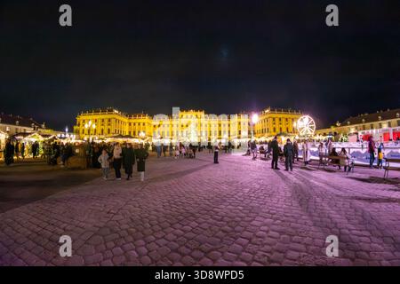 Weihnachtsmarkt im Schloss Schönbrunn in Wien, Österreich. Stockfoto