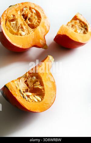 Frischer, reifer Kürbisscheiben, isoliert auf weißem Hintergrund. Hokkaido Kürbis. Gesunder Lebensstil. Vegetarische Speisen. Kopierbereich. Stockfoto