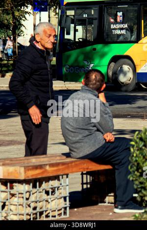 TIRANA, ALBANIEN 3. OKTOBER 2025: Zwei Freunde unterhalten sich auf einer Bank im Stadtzentrum von Tirana, der Hauptstadt Albaniens. Stockfoto