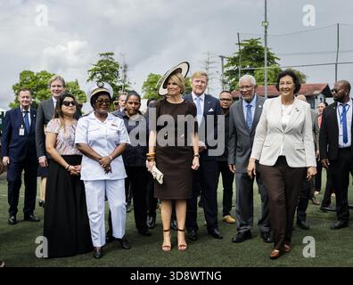 PARAMARIBO - König Willem-Alexander und Königin Máxima besuchten das Gemeindezentrum der Latour Community Work Foundation (Stibula) im Arbeiterviertel Latour während eines dreitägigen Staatsbesuchs in Suriname. ANP REMKO DE WAAL niederlande raus - belgien raus Stockfoto