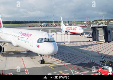 Hamburg Deutschland , 12. Oktober 2025 Flugzeuge Eurowings am Flughafenterminal beim Einsteigen von Fluggästen und Service am Gate Stockfoto