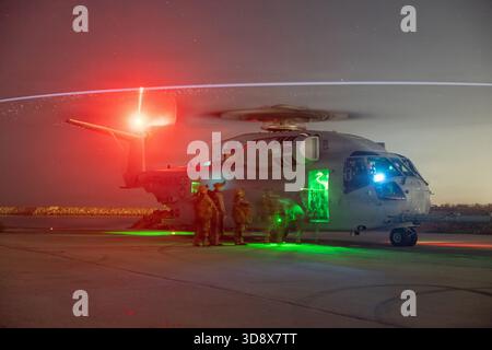US-Marines mit 1. Aufklärungsbataillon, 1. Marine-Division Ladung auf einen CH-53K King Sea Hallion Hubschrauber, der den Marine Operational TEs zugewiesen ist Stockfoto