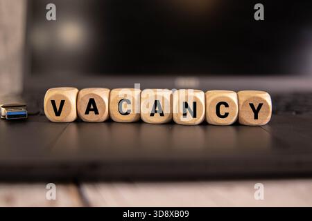 Stellenausschreibung Wort auf Holz Block geschrieben. Stellenausschreibung text auf Holz- Tabelle für Ihr Design, Konzept. Stockfoto