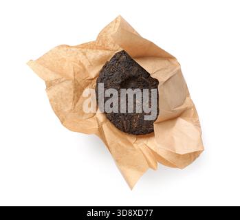 Trocken gepresster Püriertee mit Geschenkpapier auf weißem Hintergrund Stockfoto