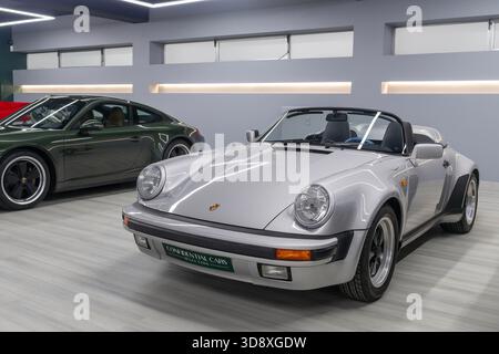 Luxemburg-Stadt, Luxemburg - Blick auf einen grauen Porsche 911 Speedster in einem Ausstellungsraum. Stockfoto