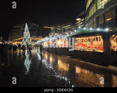 Der „Winter by the River“ Weihnachtsmarkt ist die festliche Veranstaltung in London Bridge City, zu der auch die Gegend um den Scoop gehört. Stockfoto