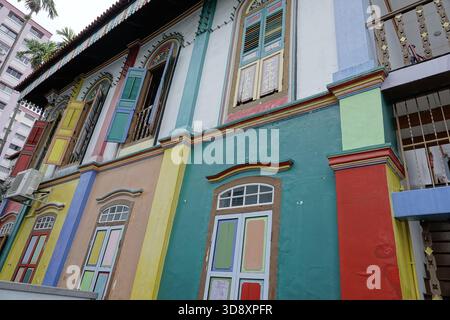 Little India, Singapur 9. September, 2025 farbenfrohe Häuser an der Kerabau Road in Little India, Singapur Stockfoto